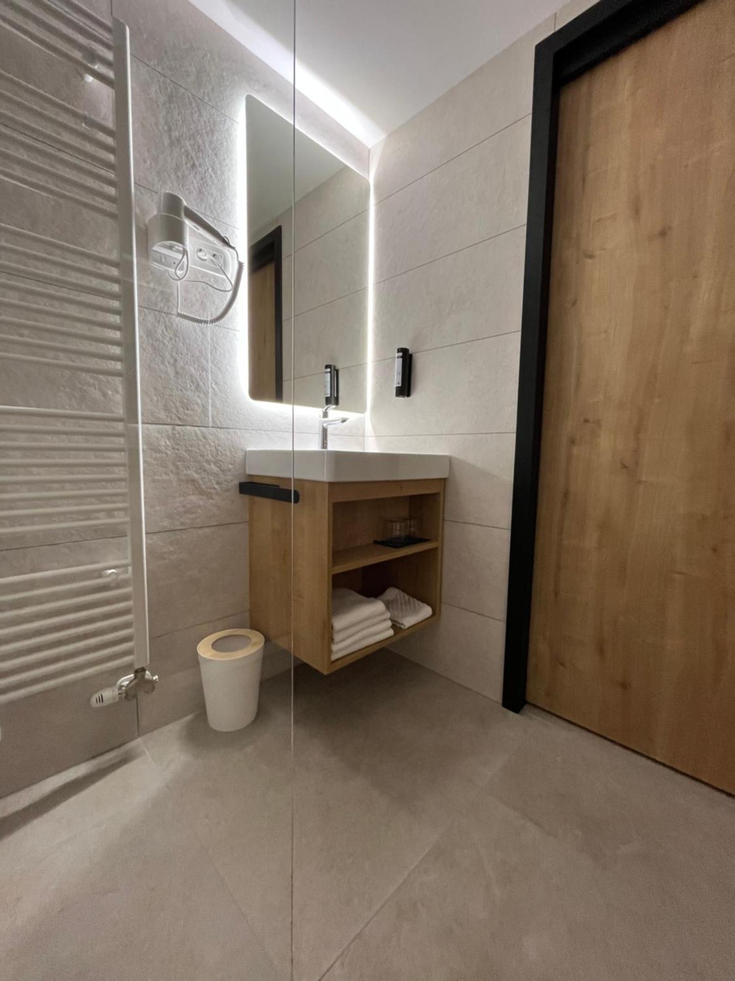 Hotel Mantova Vrhnika Luaran gambar